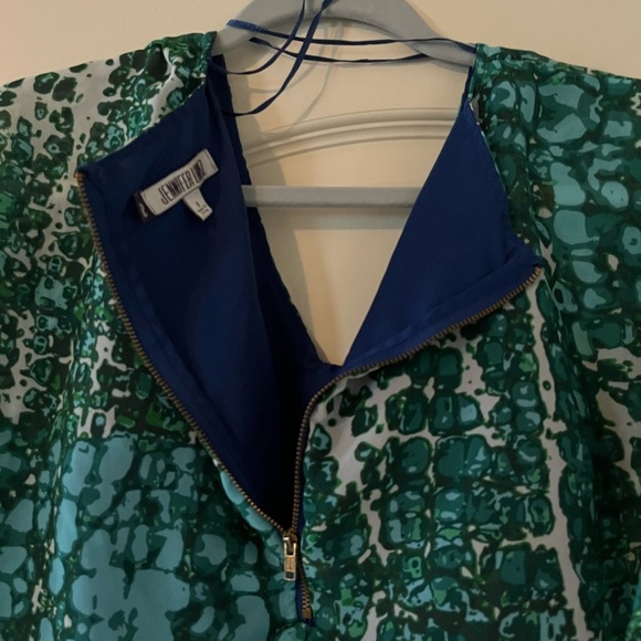 Jennifer Lopez Sleek Green Patterned Large Tiered Sleeve Blouse Women’s size S - Picture 3 of 15